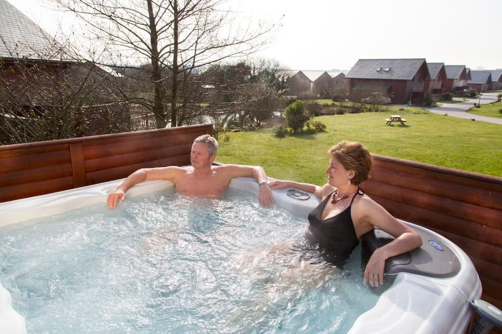 Skylark Sleeps 8 Private Hot Tub & Dogs Welcome Nr Padstow, Resort Pool Bar & Watersports St Columb Major Esterno foto