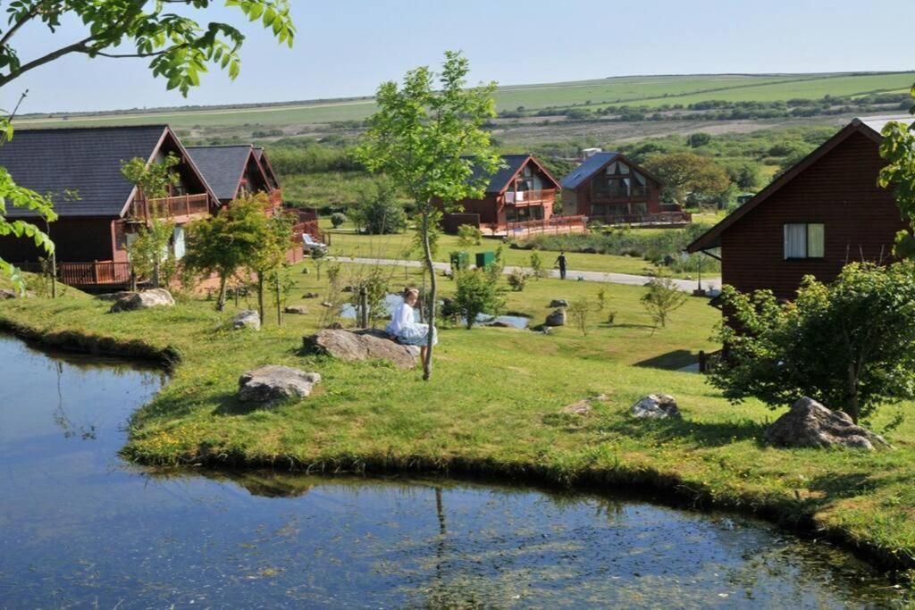Skylark Sleeps 8 Private Hot Tub & Dogs Welcome Nr Padstow, Resort Pool Bar & Watersports St Columb Major Esterno foto
