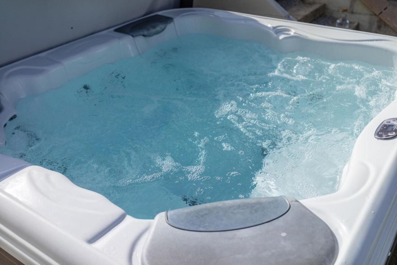 Skylark Sleeps 8 Private Hot Tub & Dogs Welcome Nr Padstow, Resort Pool Bar & Watersports St Columb Major Esterno foto