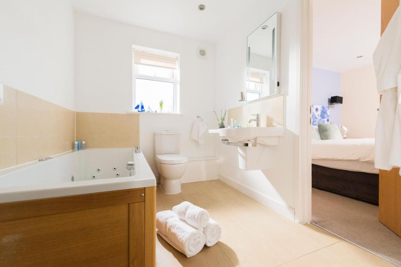 Skylark Sleeps 8 Private Hot Tub & Dogs Welcome Nr Padstow, Resort Pool Bar & Watersports St Columb Major Esterno foto